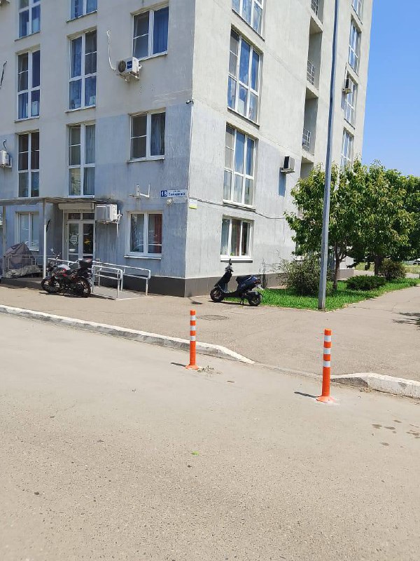 Столбики на Симиренко 16 и 18